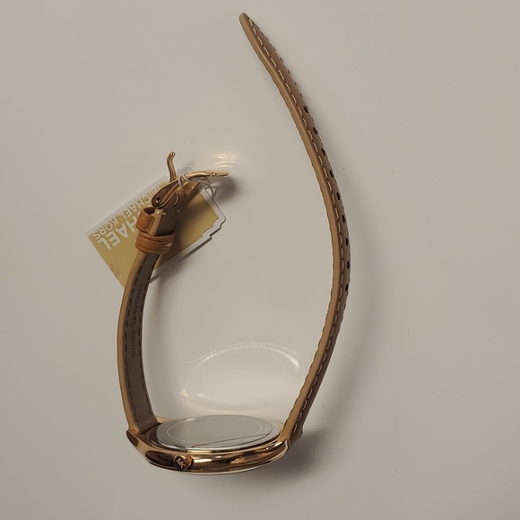 Michael Kors Women's Runaway Beige Leather Watch - Picture 8 of 8